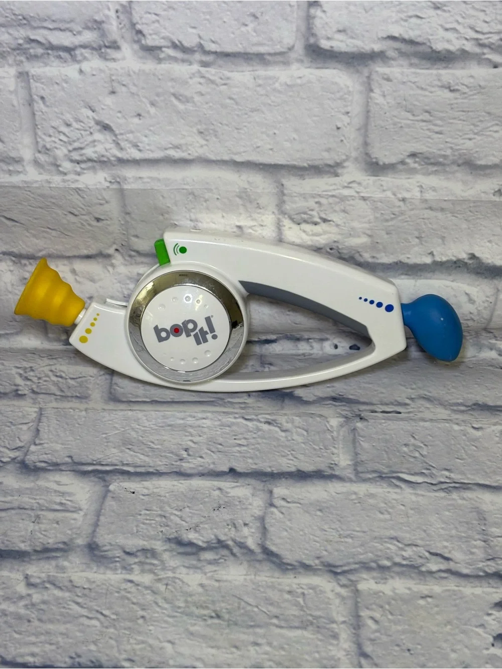 Bop It Talking Handheld Electronic Reflex Game White 2008 Hasbro Shout Out Works